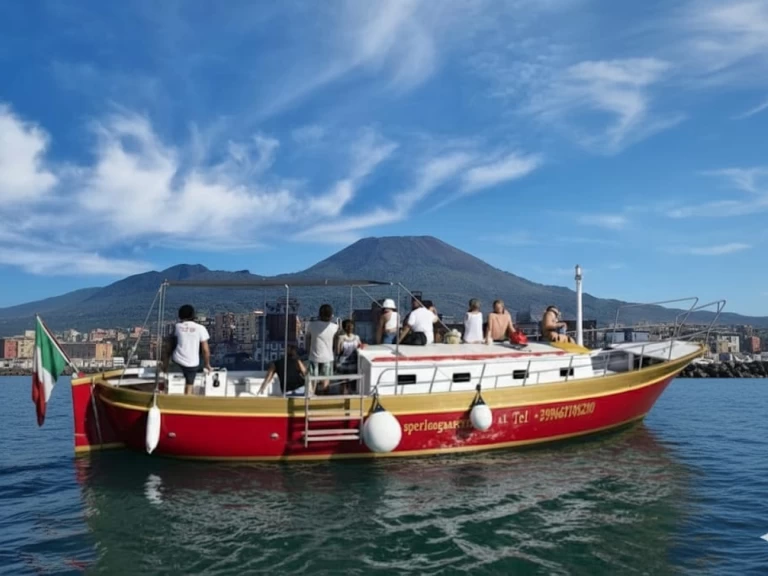 Huur Motorboot met of zonder schipper Gozzo in Porto di Torre del Greco