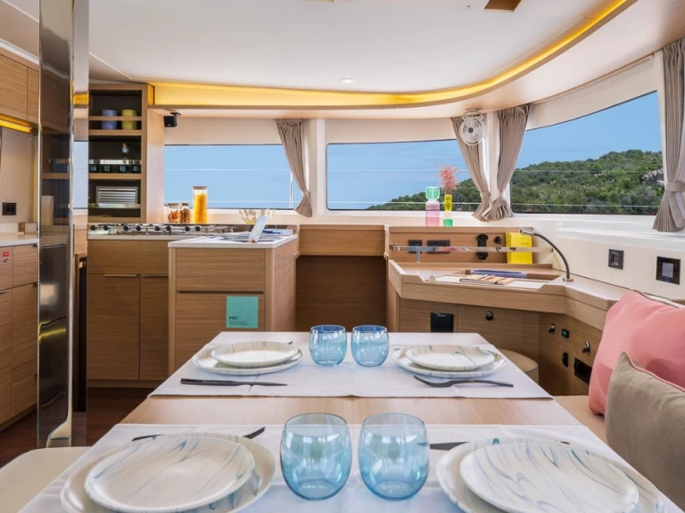 Bootverhuur Napels goedkoop Lagoon 46 Iconic