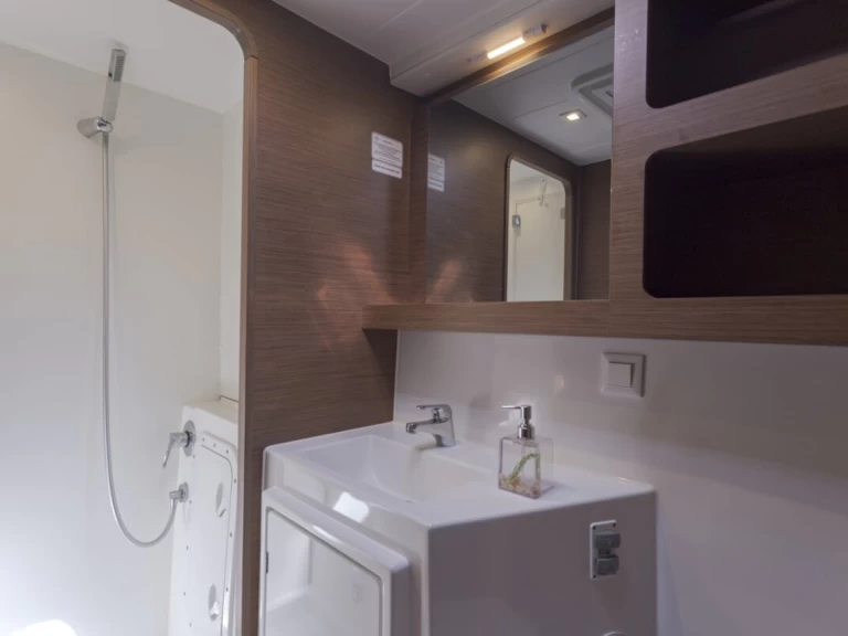 Verhuur Catamaran in Trogir - Lagoon Lagoon 42