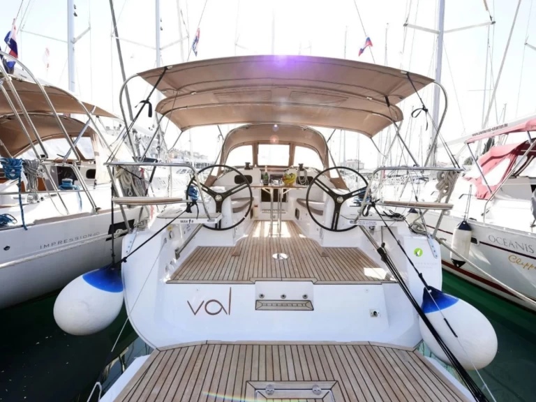 Zeilboot te huur in Sutomišćica voor de beste prijs