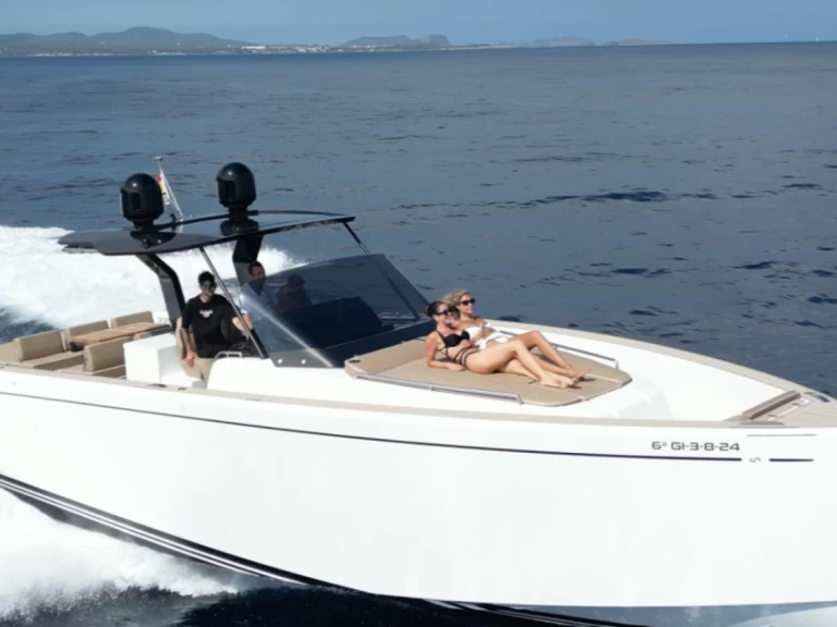 Huur een Planazo 43 in Ibiza Town