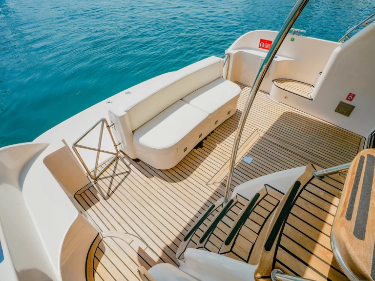 Huur Motorboot met of zonder schipper Sunseeker in Dubaï harbour