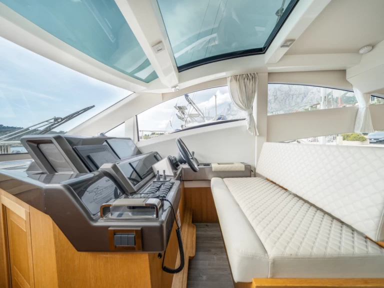 Bootverhuur Makarska goedkoop Galeon 430 Skydeck