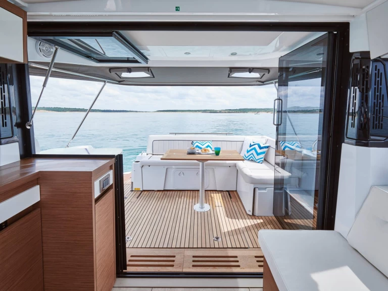 Bootverhuur Jeanneau NC 37 in Makarska via SamBoat