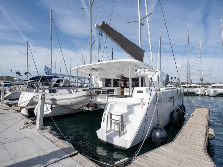 Huur een Lagoon Lagoon 450 F in Lávrio