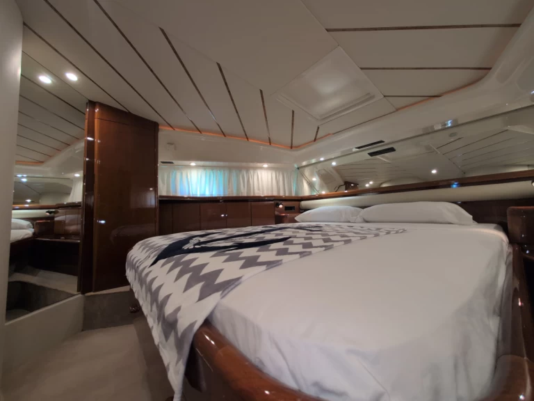Huur Motorboot met of zonder schipper Ferretti in Cádiz