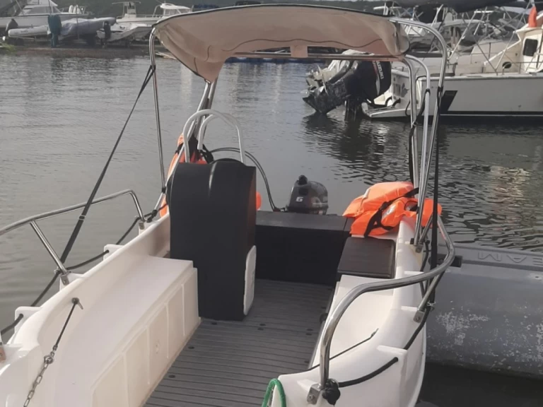 Verhuur Motorboot Whaly met vaarbewijs