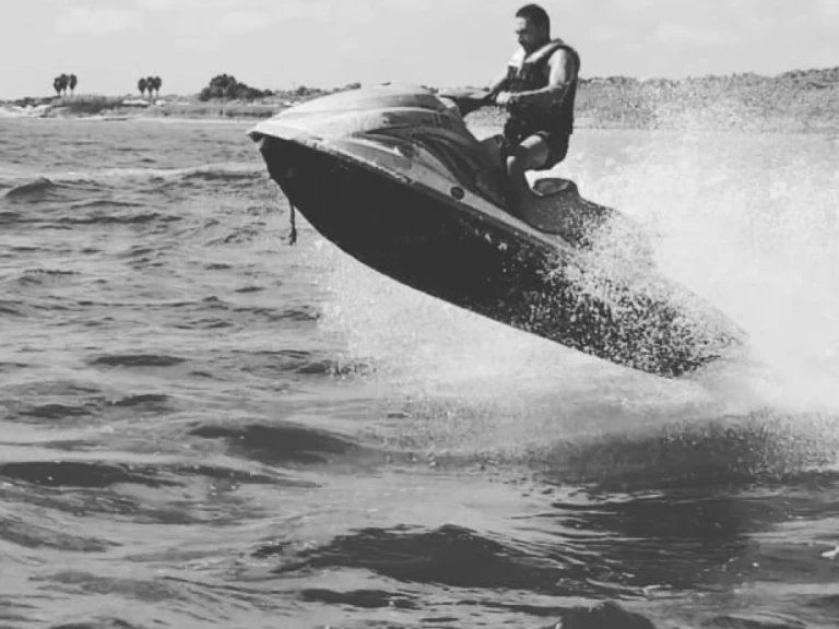 Huur een Yamaha Yamaha VX in Torre Vado