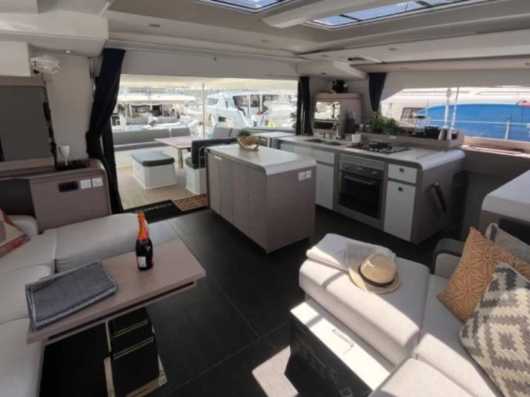 Huur een Fountaine Pajot Aura 51 in Álimos