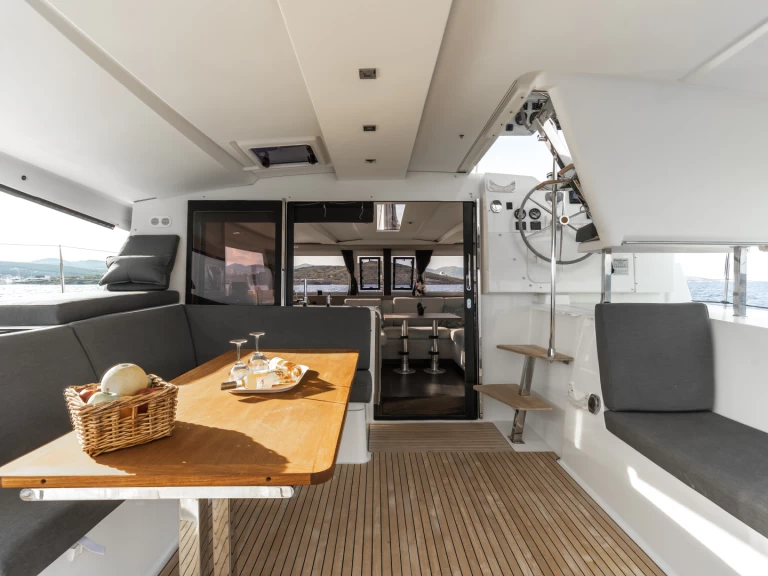 Bootverhuur Fountaine Pajot Isla 40 in Lávrio via SamBoat