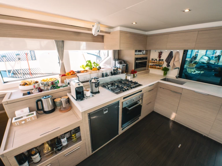 Verhuur Catamaran Lagoon met vaarbewijs