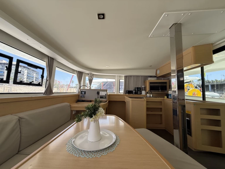 Huur een Lagoon Lagoon 42, 2020,  Air Condition, Generator, Water maker, Solar panel, Only with skipper, 2 SUP offered free in Nikiána