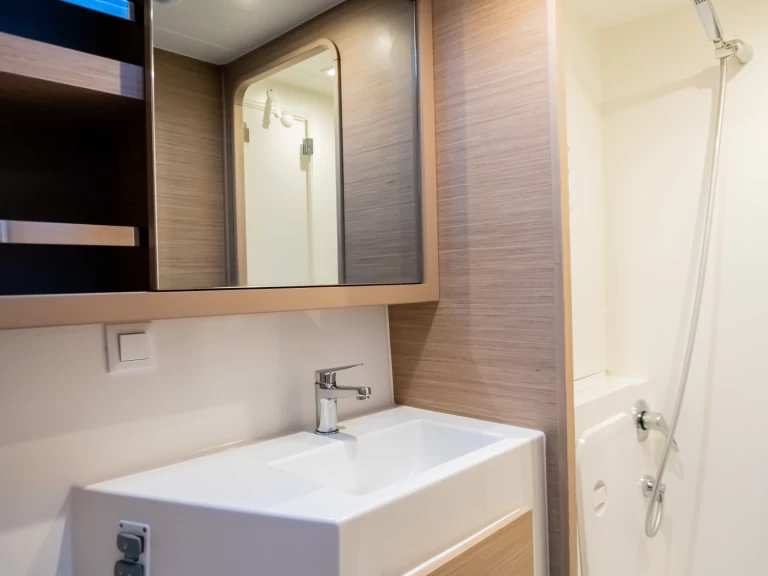 Bootverhuur Tivat goedkoop Lagoon 42