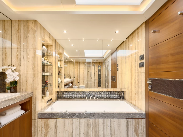 Princess Princess 40m te huur van particulier of professional in Split