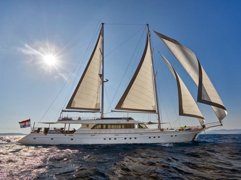 Huur een  Luxury motor sailer in Split