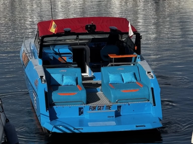 Verhuur Motorboot Ferretti met vaarbewijs