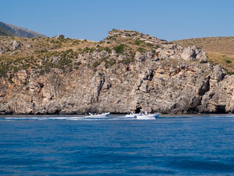 Verhuur Motorboot bluline cantiere tancredi met vaarbewijs