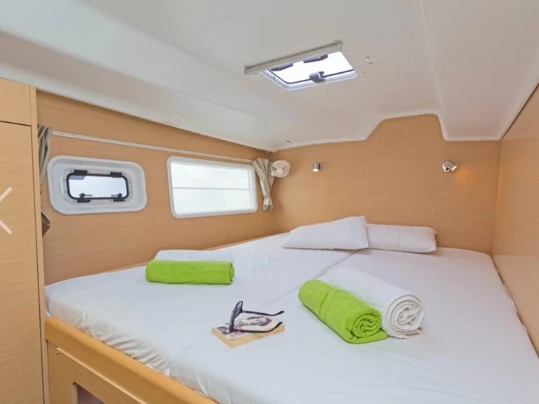 Bootverhuur Ibiza Town goedkoop Lagoon 380 S2