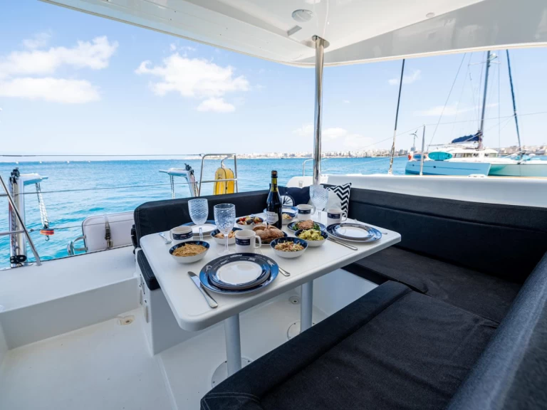 Huur Catamaran met of zonder schipper Lagoon in Ta' Xbiex