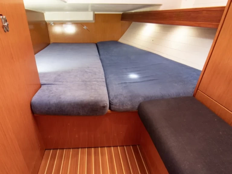 Huur een Bavaria Bavaria 40 in Nikiána