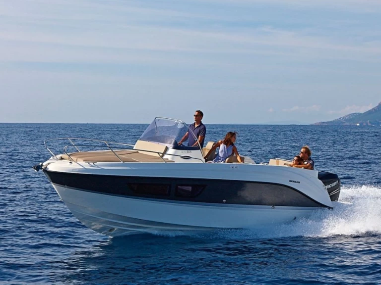Quicksilver QUICKSILVER ACTIV 805 SUNDECK te huur van particulier of professional in Cavalaire-sur-Mer