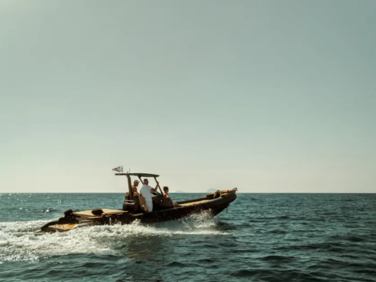 RIB te huur in Vlychada voor de beste prijs