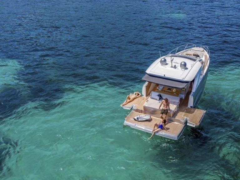 Bootverhuur Jeanneau db 43 in Sorrento via SamBoat
