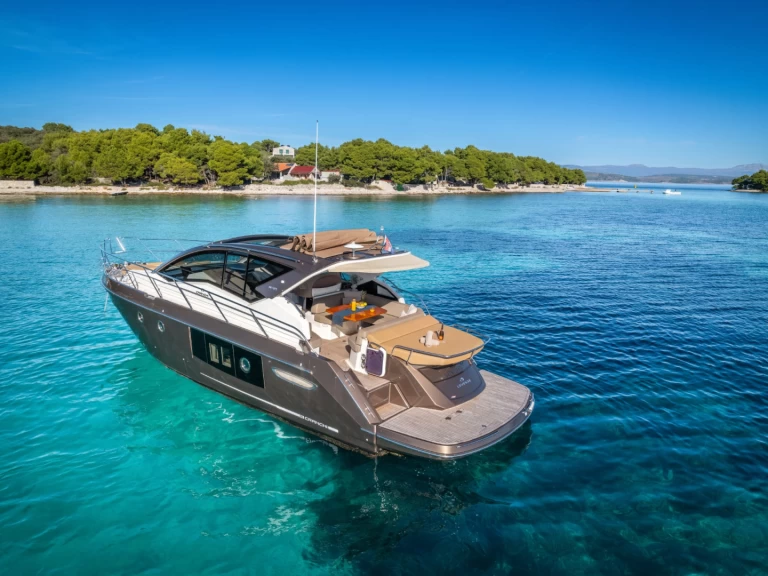 Huur een Cranchi M 44 Hard Top in Split