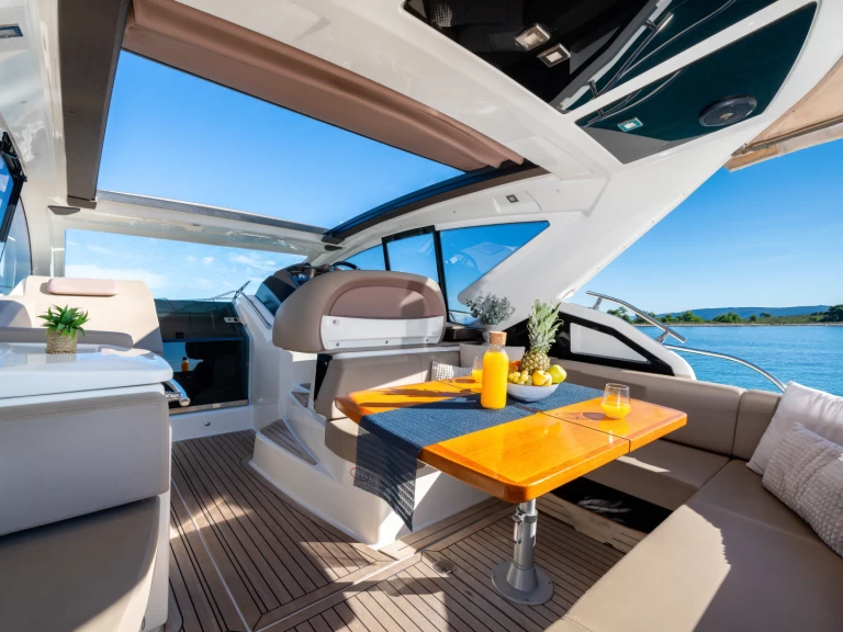 Huur een Cranchi Cranchi M44 HT in Kaštel Gomilica