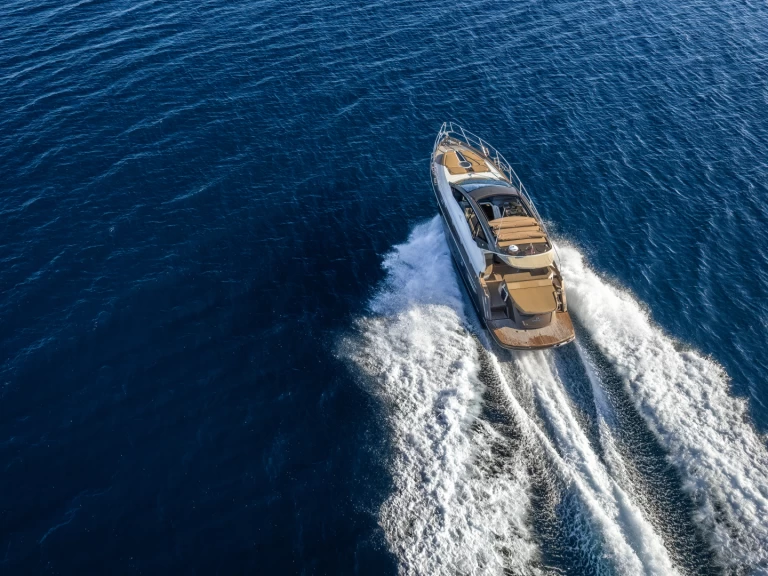 Jachthuur in Kaštel Gomilica - Cranchi Cranchi M44 HT via SamBoat