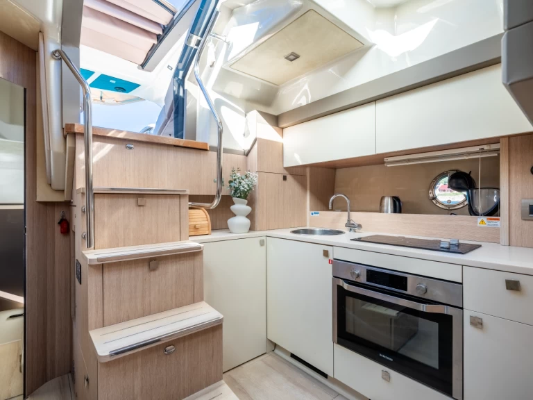 Huur een Cranchi Cranchi M44 HT in Kaštel Gomilica