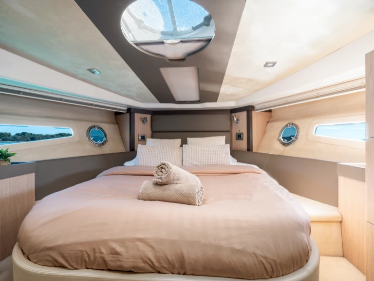 Bootverhuur Kaštel Gomilica goedkoop Cranchi M44 HT