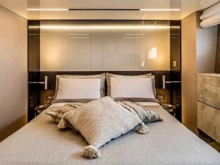 Verhuur Jacht Cranchi met vaarbewijs