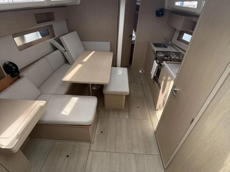 Huur een Bénéteau Oceanis 37.1 in Kos