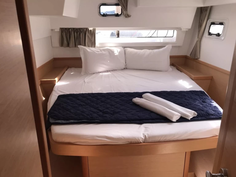 Catamaran te huur in Cugnana Verde voor de beste prijs