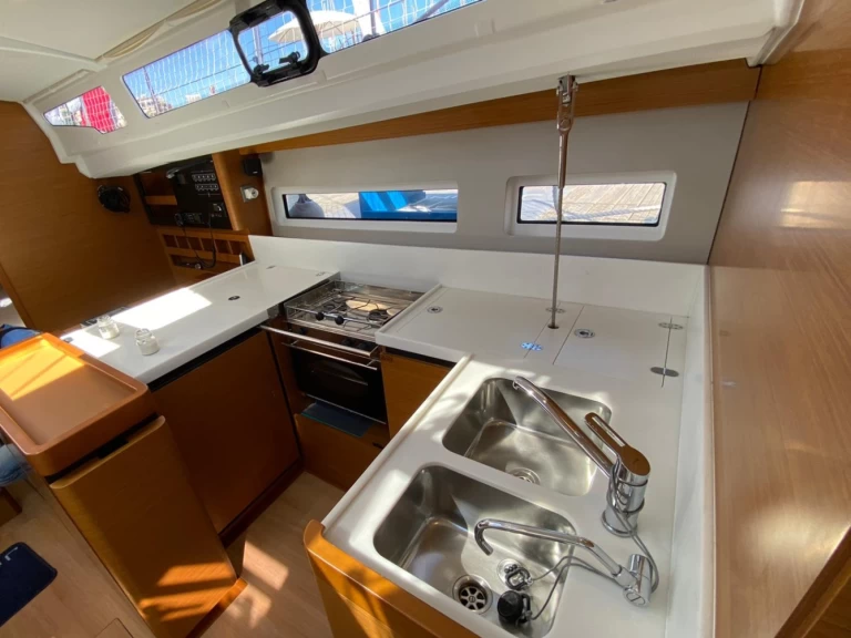 Bootverhuur Jeanneau Sun Odyssey 440 in Nettuno via SamBoat