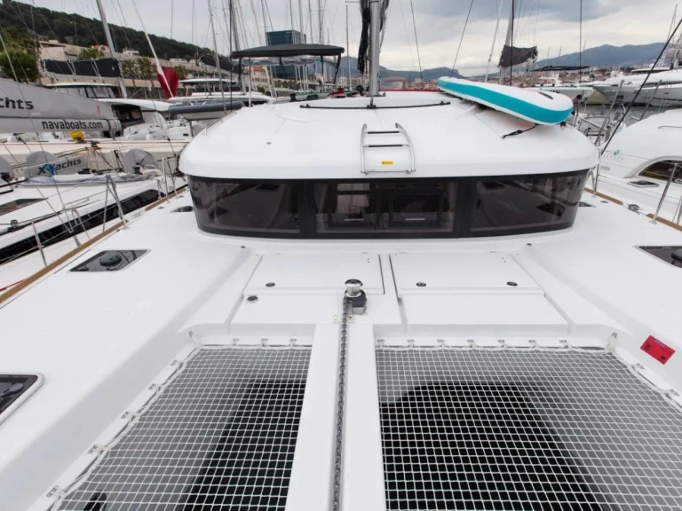 Catamaran te huur in Lávrio voor de beste prijs