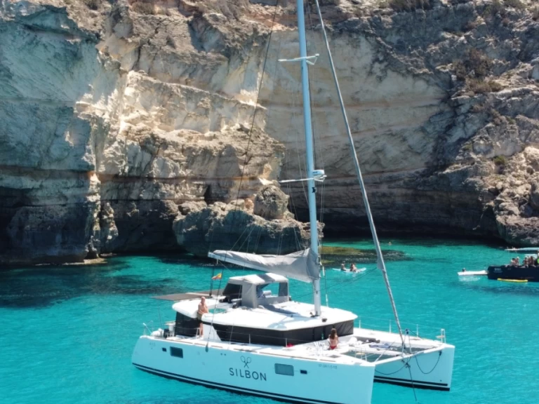Catamaran te huur in Marina Ibiza voor de beste prijs