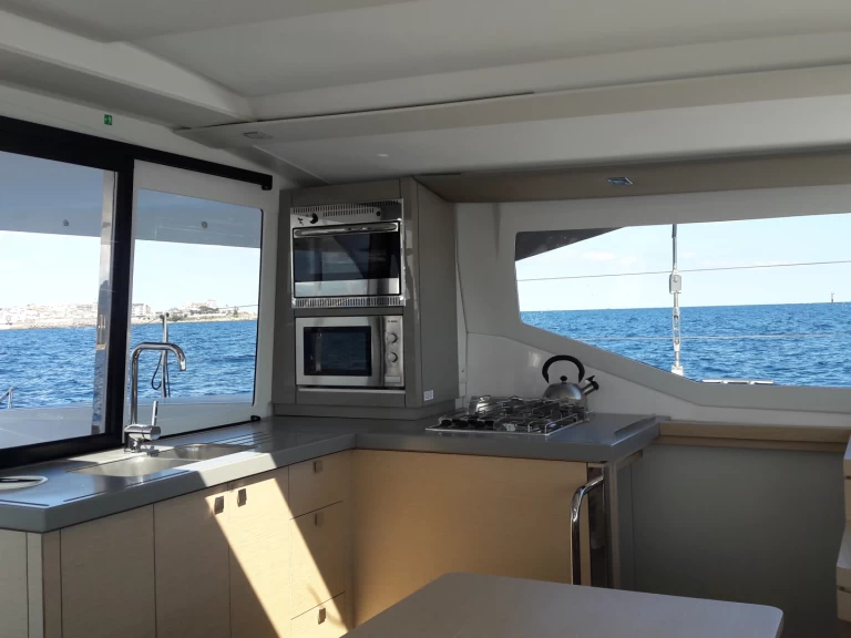 Huur een Fountaine Pajot Lucia 40 in Palamós