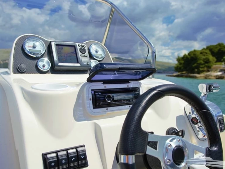 Huur een Quicksilver Quicksilver 675 Activ Open in Trogir