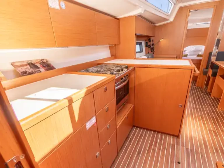 Huur een Bavaria Bavaria C38 in Nikiána