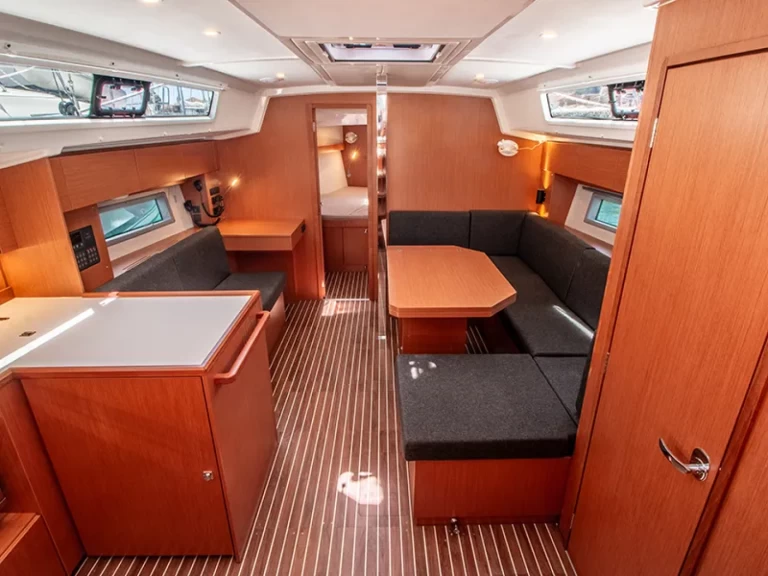 Huur een Bavaria Bavaria C42 in Nikiána