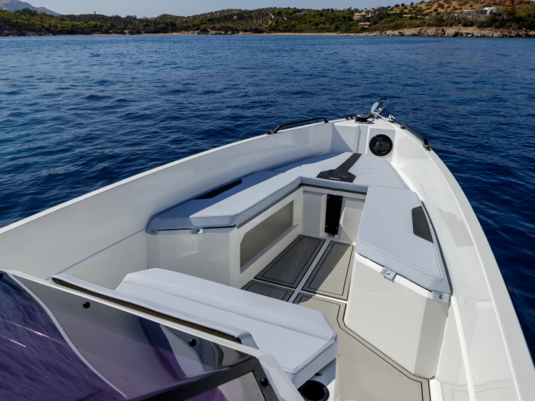 Huur een  Iron 827 in Pórto Chéli