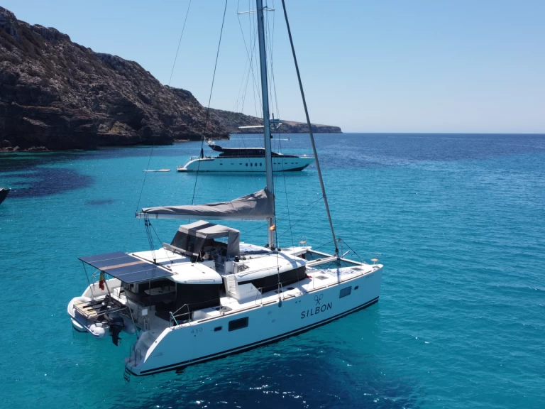 Catamaran te huur in Santa Eulària des Riu voor de beste prijs