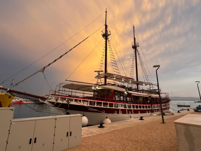 Motorboot te huur in Omiš voor de beste prijs