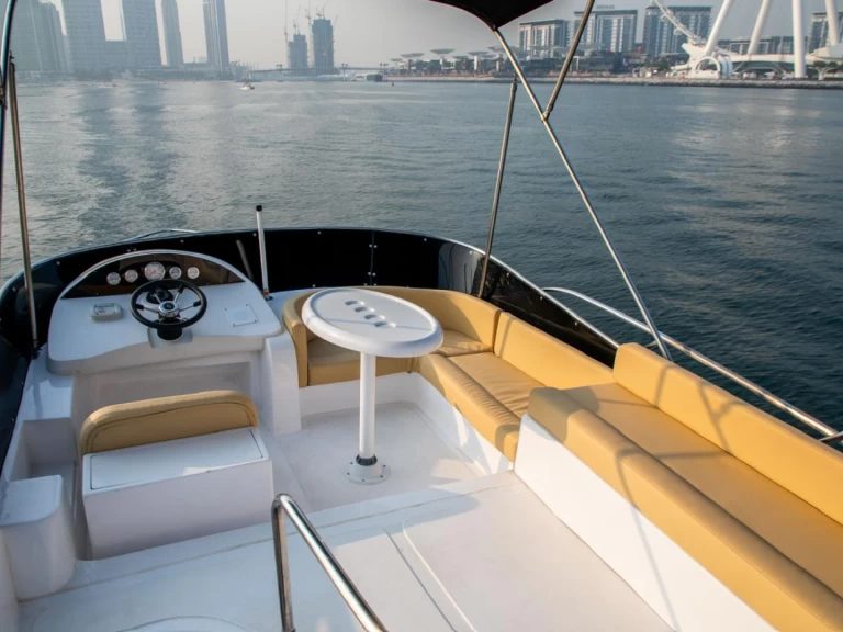 Huur Motorboot met of zonder schipper Hatteras in Dubai Marina