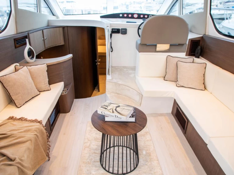 Verhuur Motorboot Hatteras met vaarbewijs