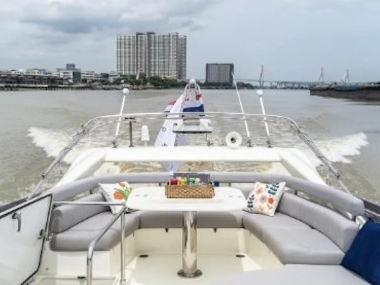 Verhuur Motorboot Ferretti met vaarbewijs