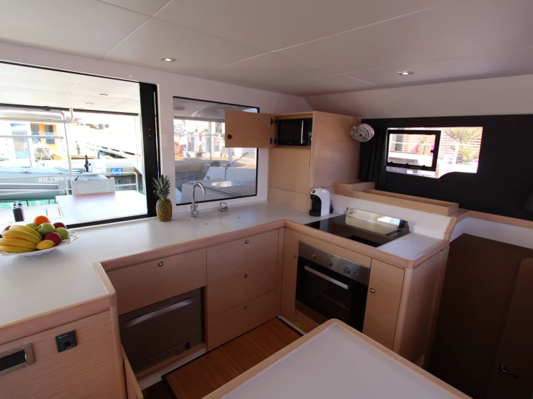 Huur een Dufour Dufour Catamarans 48 Sail in Cecina