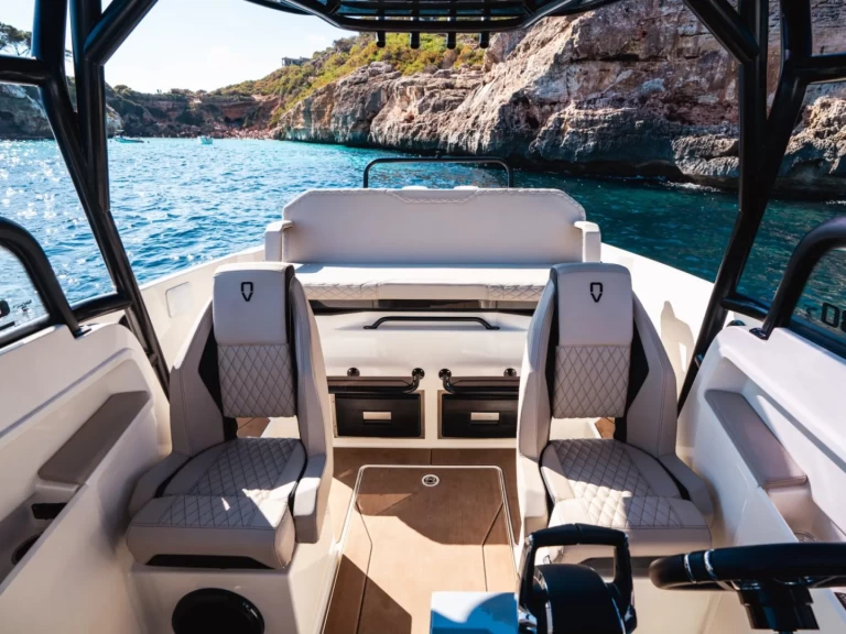 Huur een Navan S30 in Roses